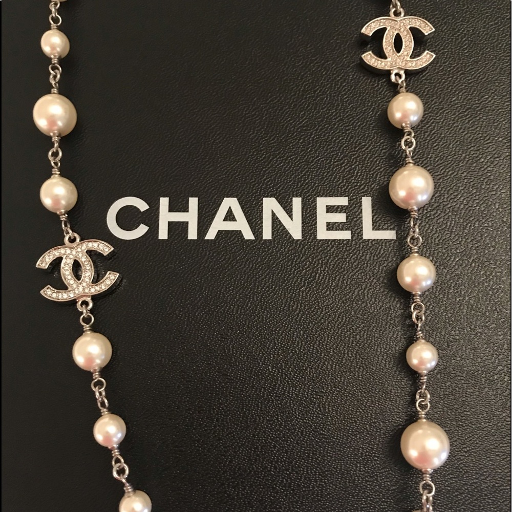 CHANEL Signature CC Pearl with Rhinestone necklace